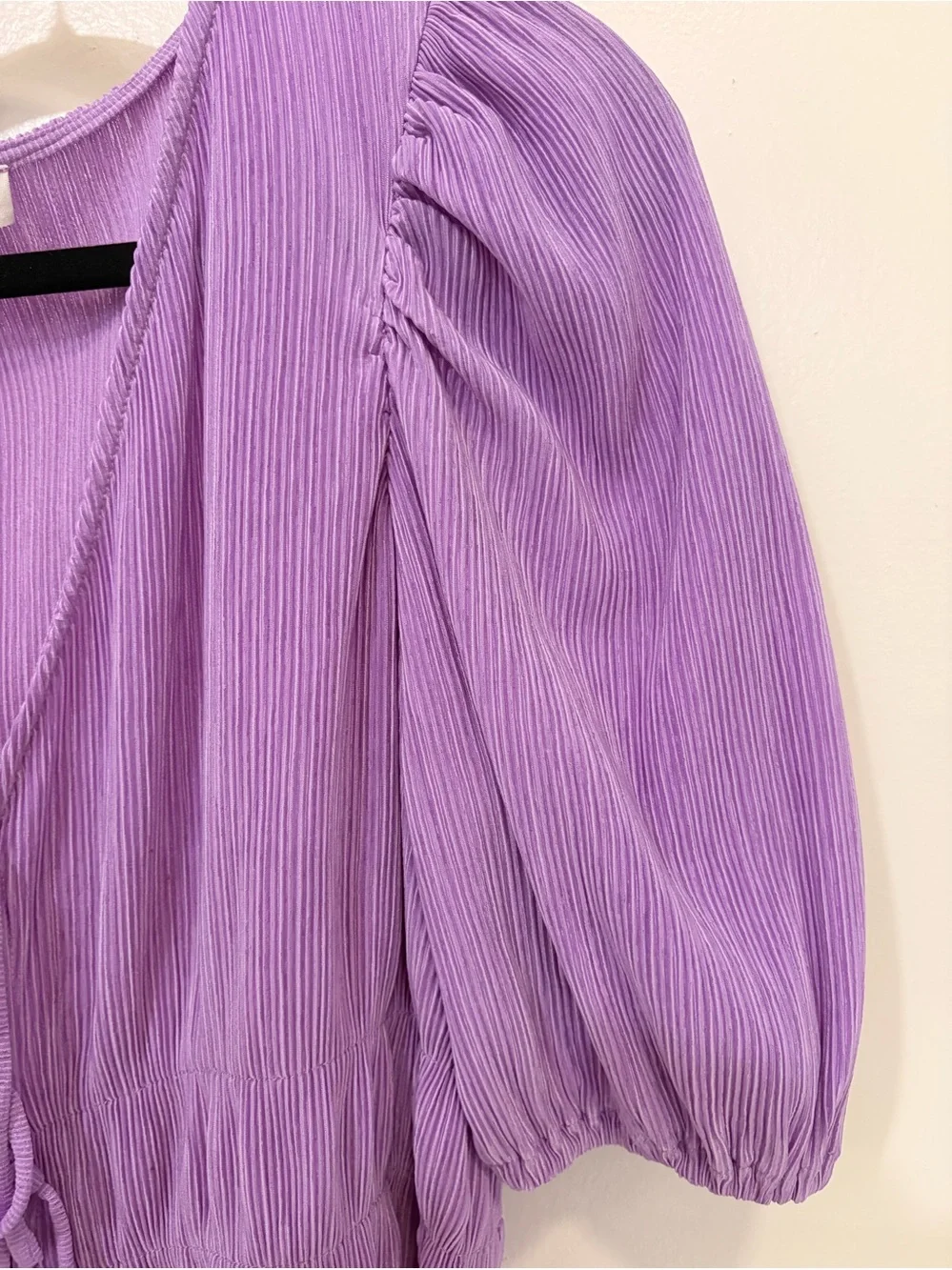 Mango plissé tie-up top w/ short puff sleeves and an elastic waist. - Picture 7 of 9